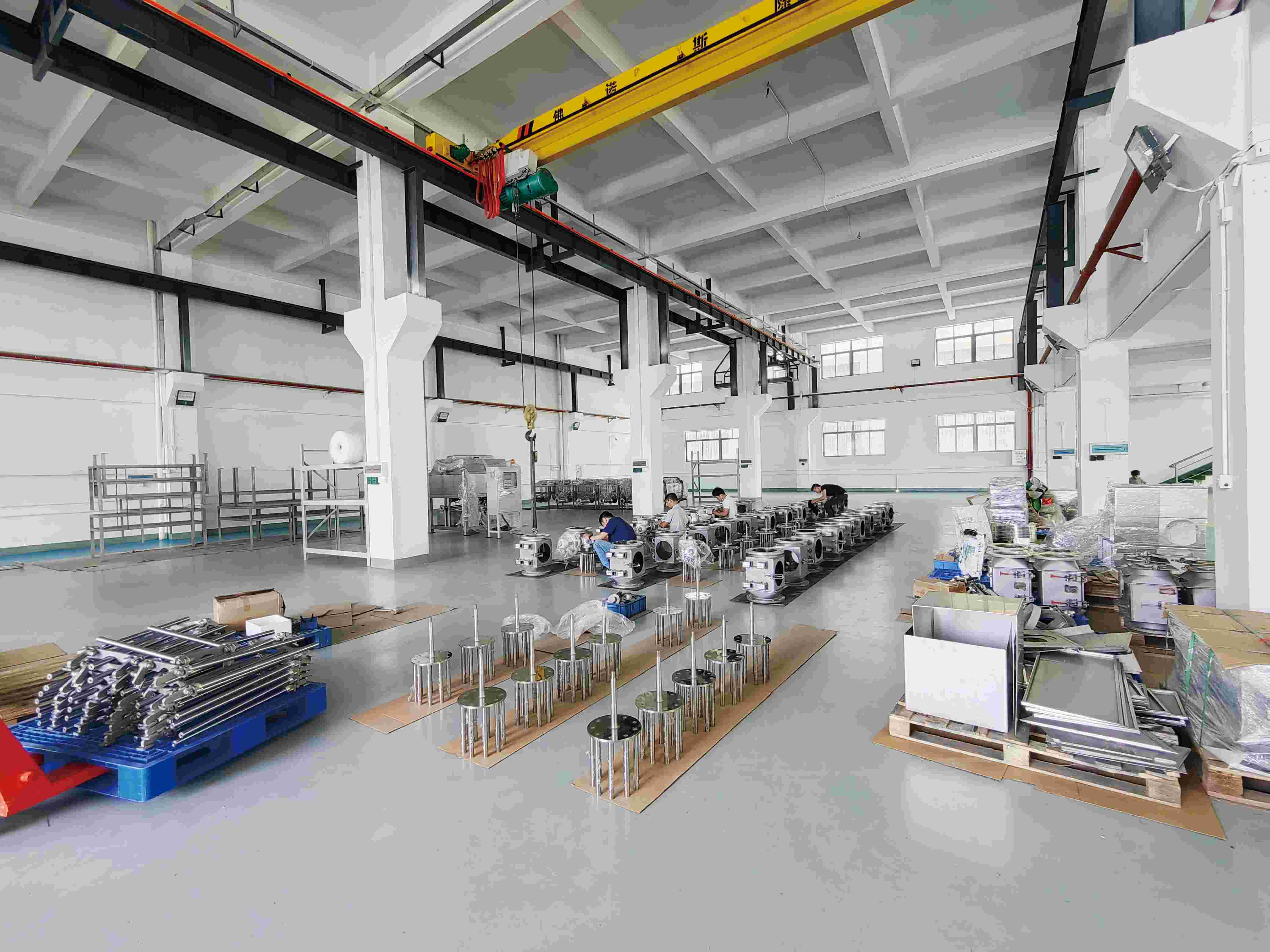 معدات إزالة الحديد اليدوية مقابل التلقائية: المزايا والاختلافات